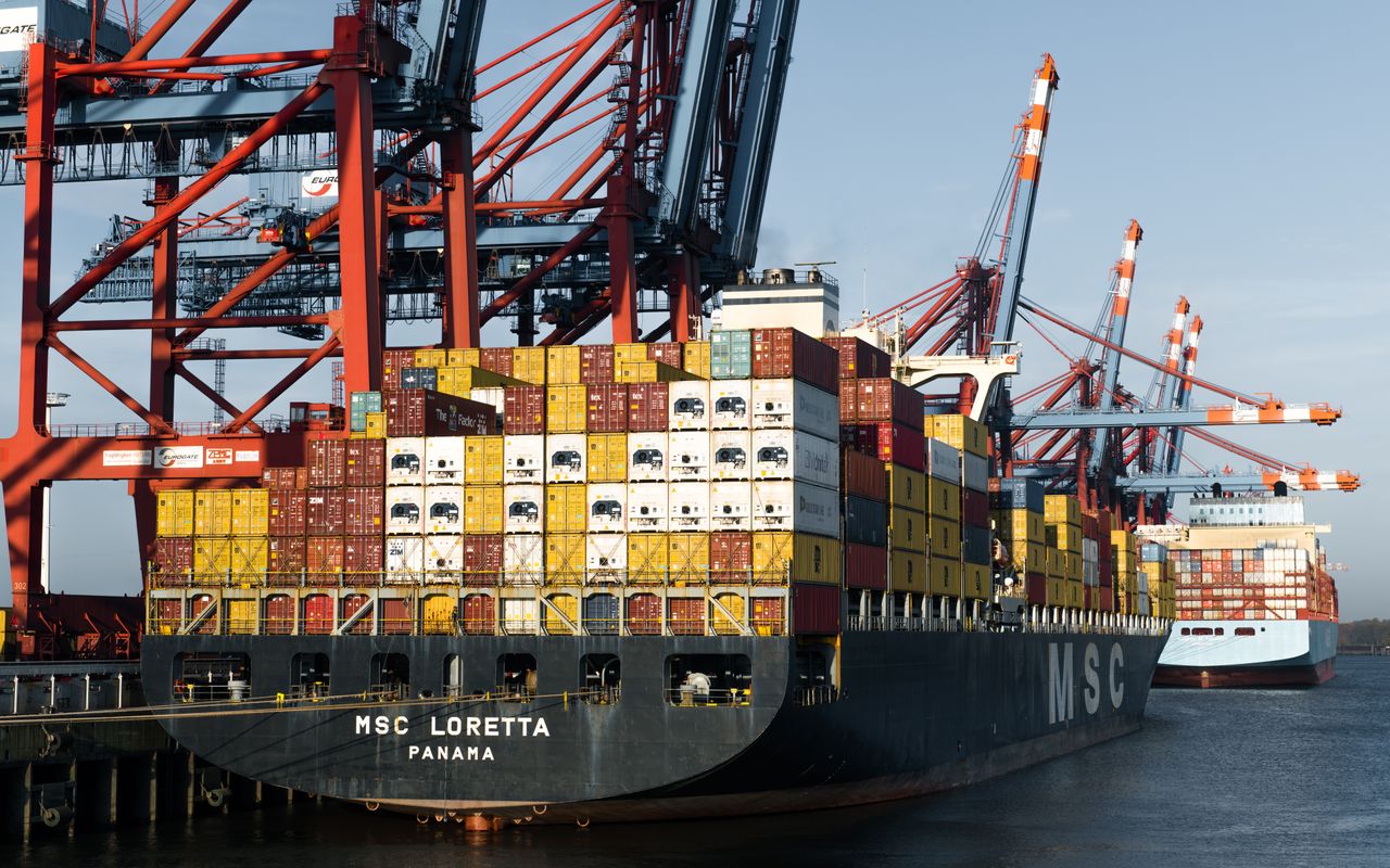 Mastering the First Impression: Your intriguing post title goes here Aerial view of cargo ships at Hamburg port terminal with cranes and shipping containers.